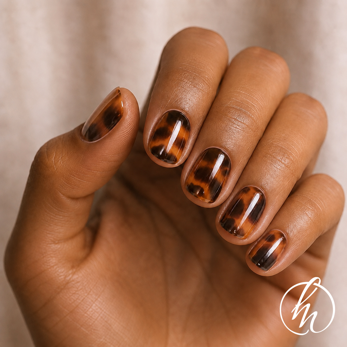 NG200740-cognac-amber-lifestyle-v1