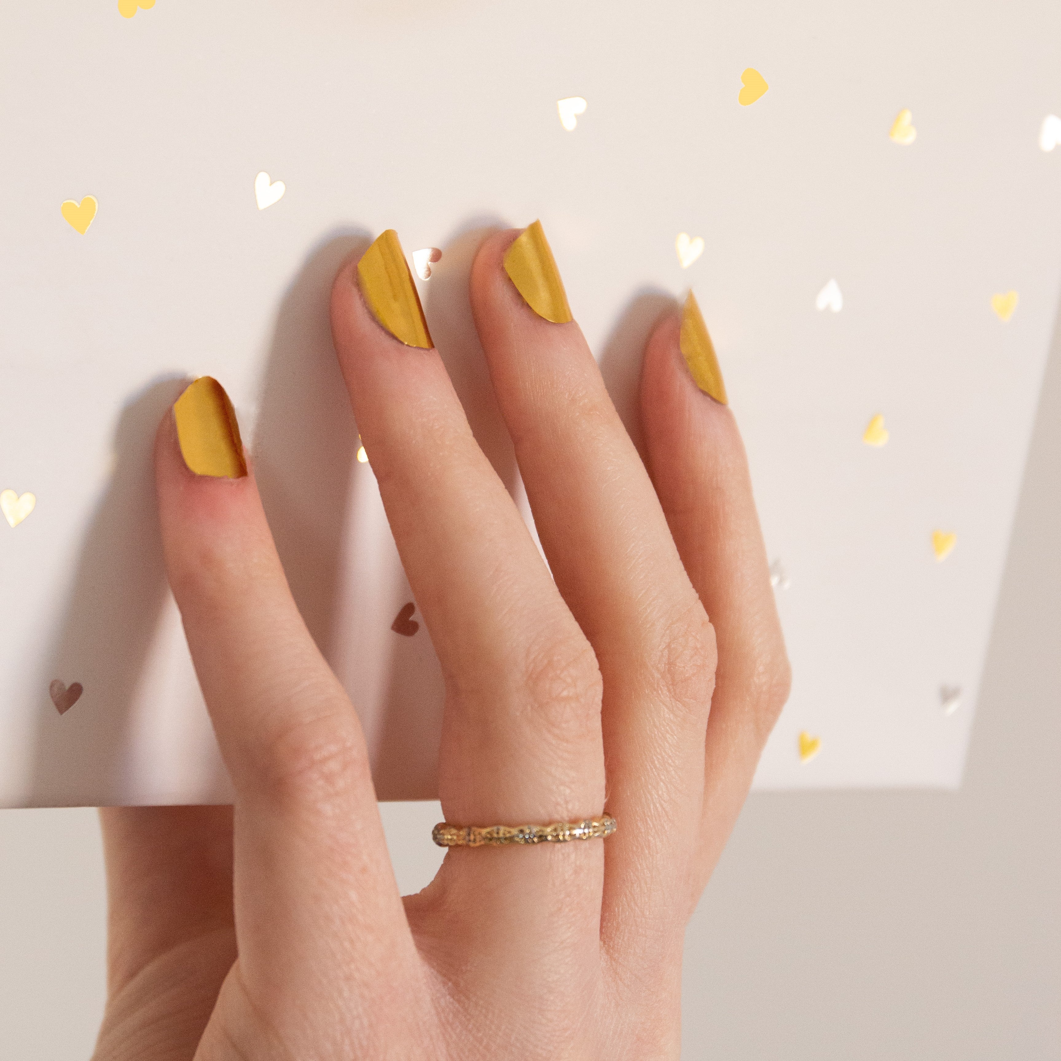 How to Look Like a Total Queen with Metallic Nail Polish wraps